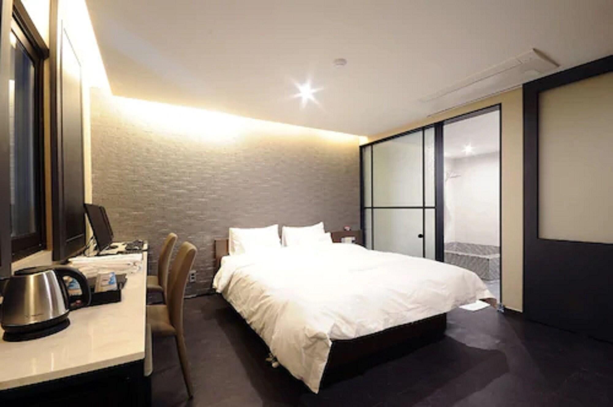Queens Hotel Seomyeon Busan Buitenkant foto