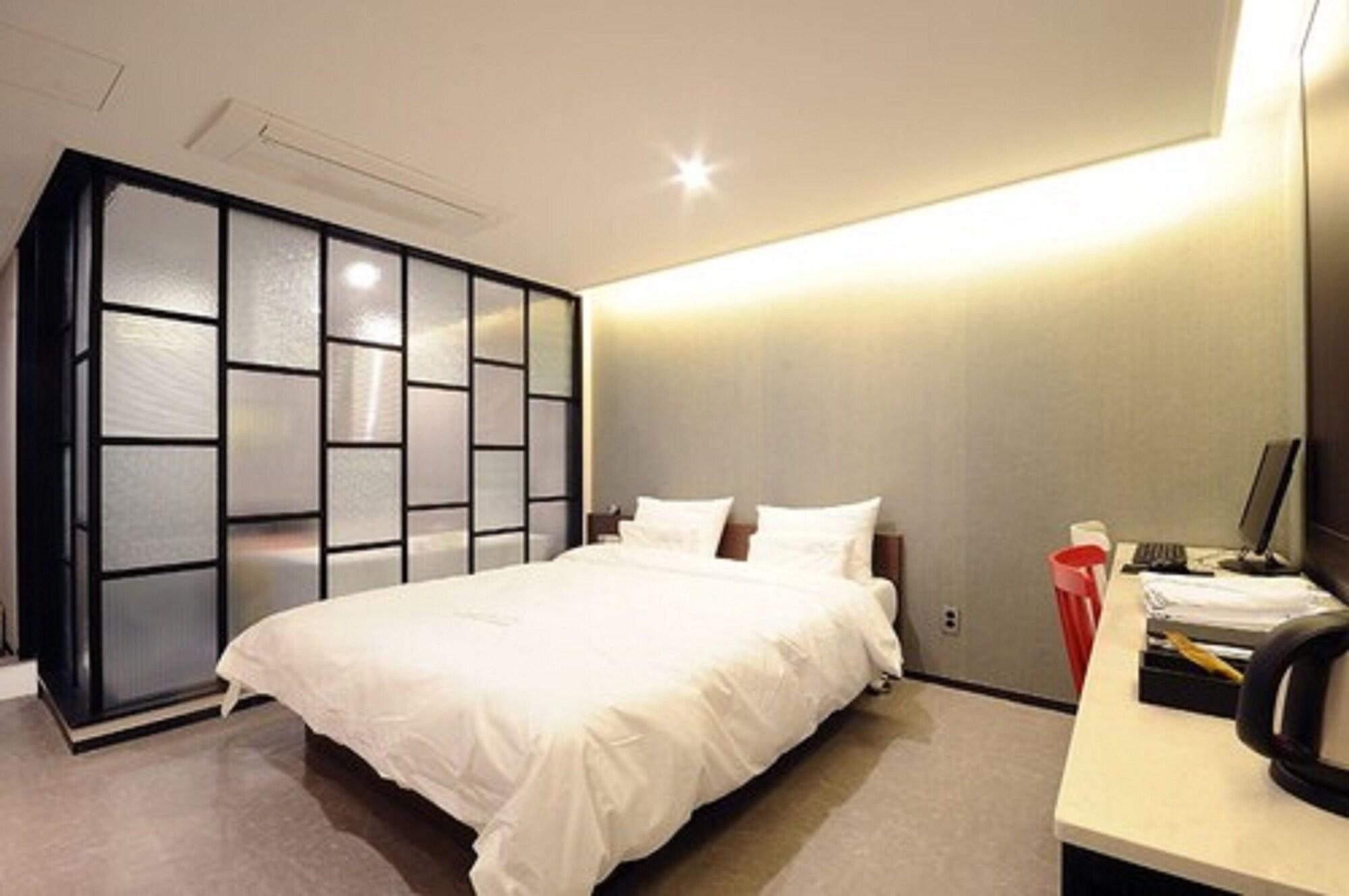Queens Hotel Seomyeon Busan Buitenkant foto